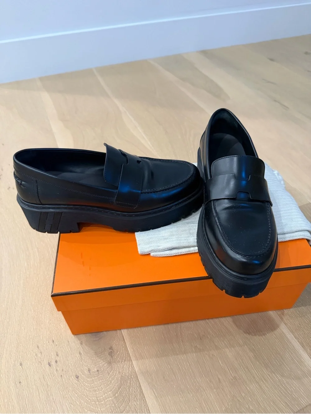 Elegant Hermes Hitch Loafers - Black Glacéd Calfskin - Size 40